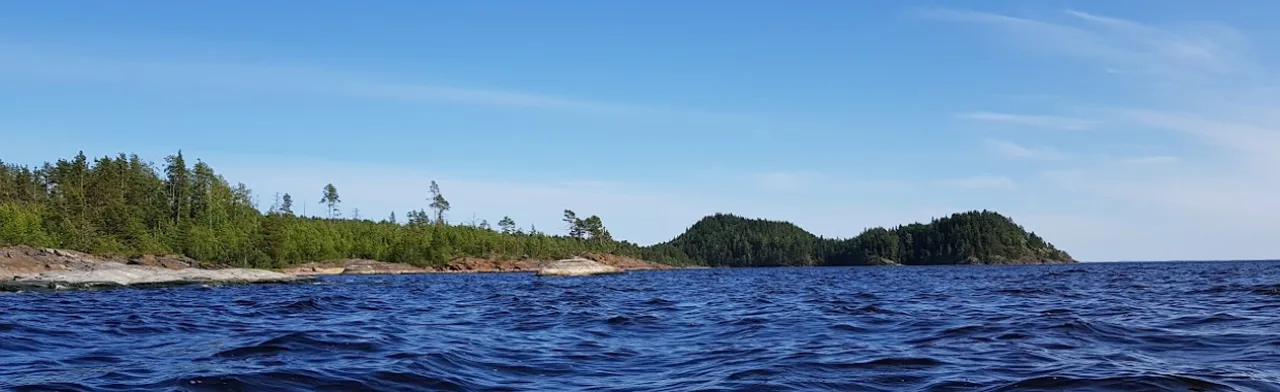 Карельская сказка: водопады, хаски, олени, водная прогулка по Ладожским шхерам на катере, знакомство с лютеранской кирхой.
