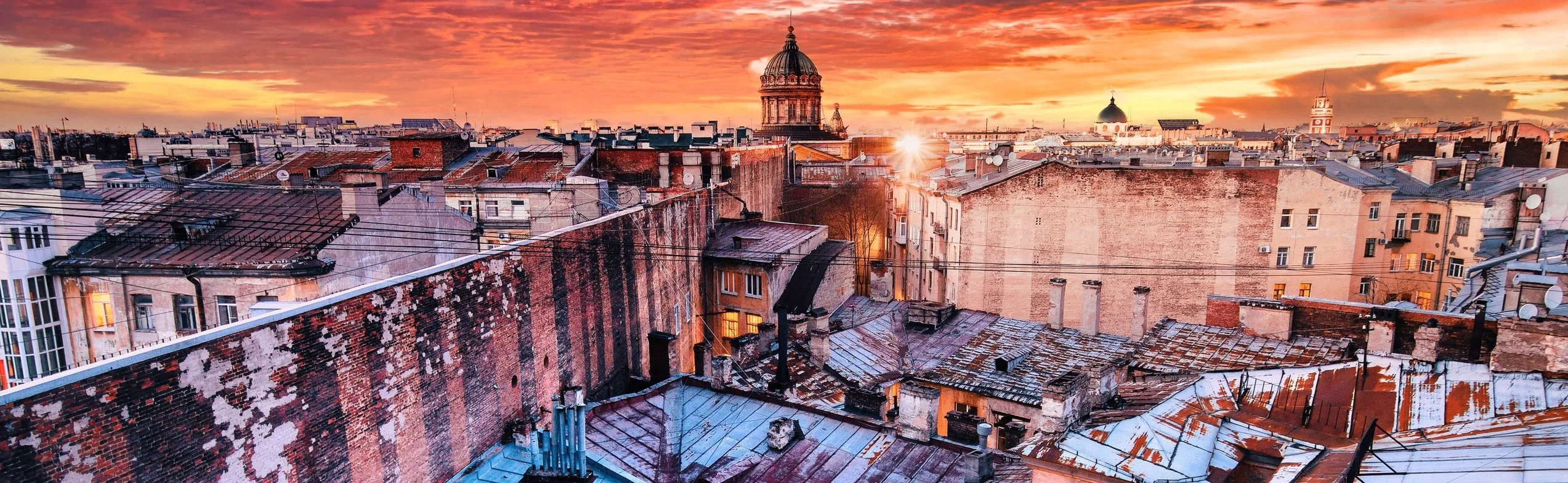 Must have Питера: панорама с высоты и дворы, парадные и коммуналка