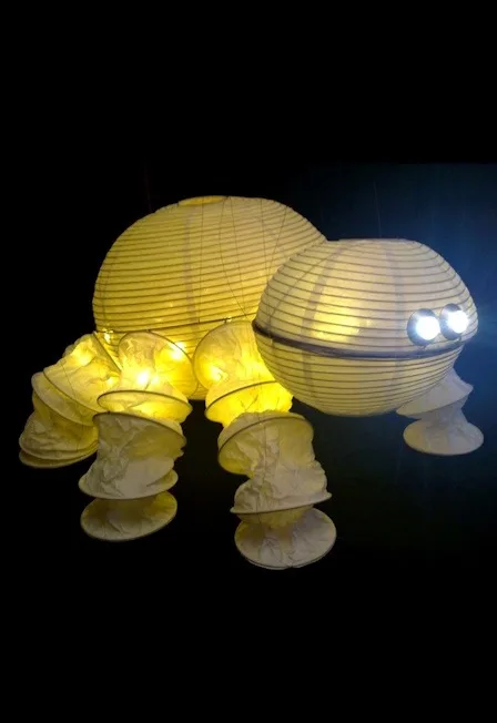 Представление световых кукол с гигантским осьминогом