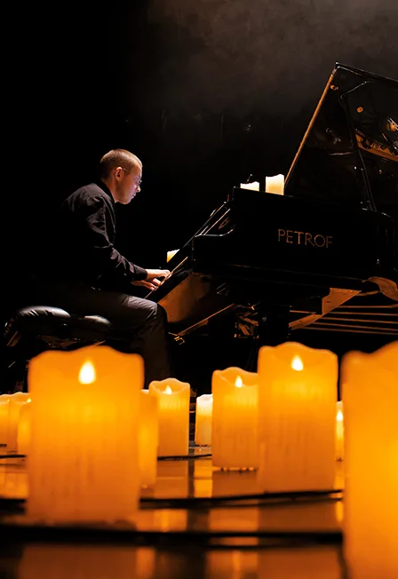 Постер: LUDOVICO EINAUDI — неоклассика при свечах