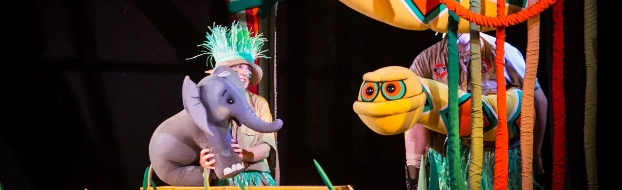 Любопытный слонёнок