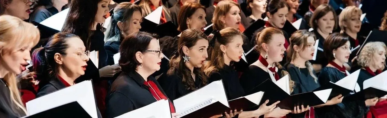 Выступление академического хора Л52 в Летнем дворе музея и лекция Тимофея Чаплюка