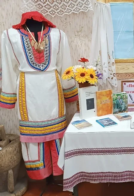 И в песнях, и в стихах поэтов пусть расцветает край родной