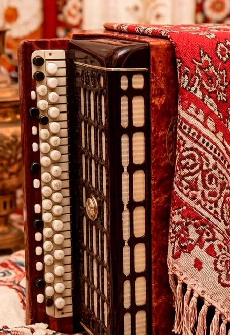 Слышны напевы русские