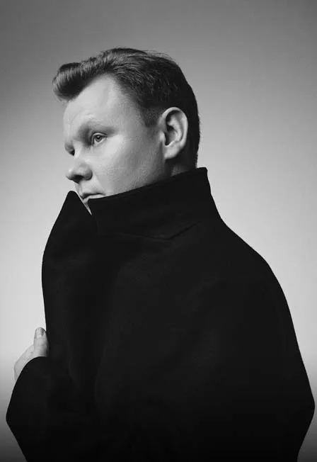 Сергей Нихаенко сольное шоу-путешествие по станциям-песням. Живой звук, балет, метафора вагонов и путь артиста.